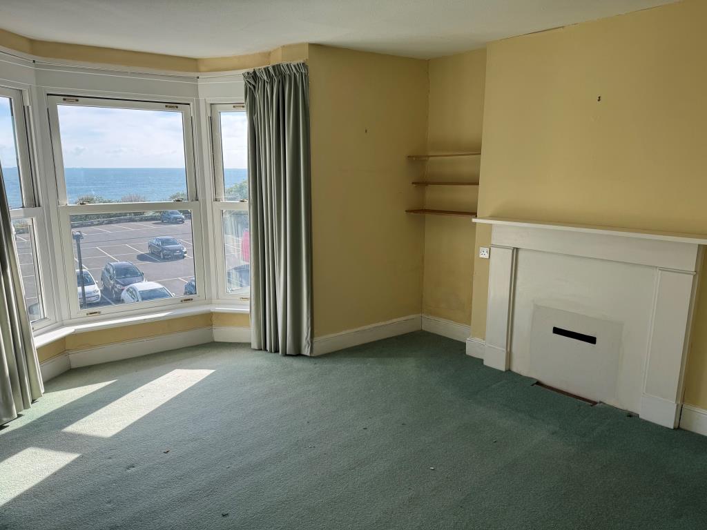 Lot: 141 - FOUR-BEDROOM HOUSE FOR IMPROVEMENT WITH SEA VIEWS - 2nd Floor Front Bedroom